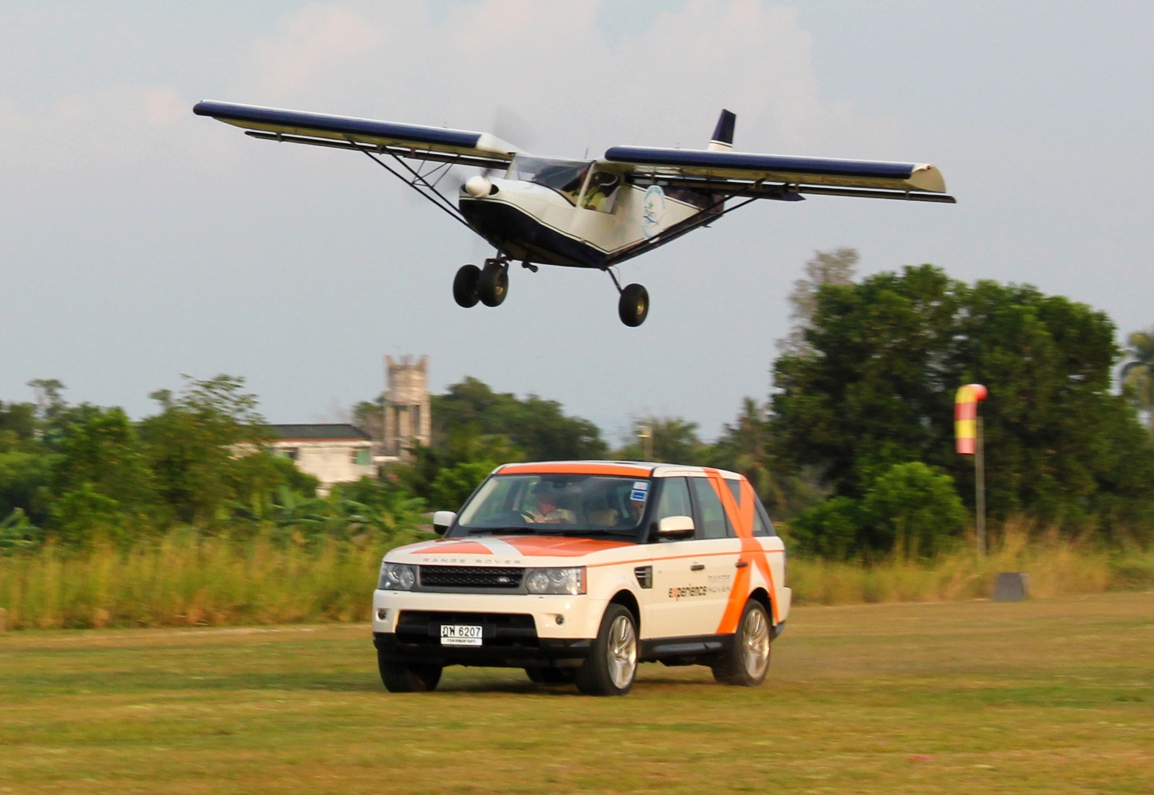 Zenair vs Land Rover Air Race 2011