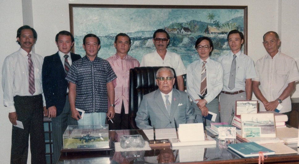 Some members of the first committee of the Thai Flying Club with the founding President Fuen Ronnapakas Riddhagani.